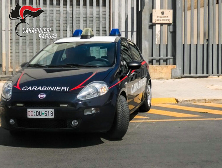 Pozzallo, minorenni trovati con droga e coltelli: denunciati per spaccio
