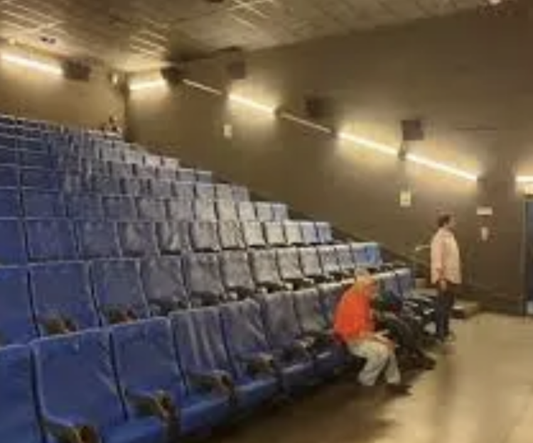 Grave episodio di vandalismo al cinema Madison di Ragusa, la proprietà medita la chiusura