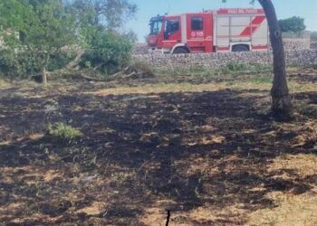 Modica, salvano la casa di villeggiatura a colpi di secchiate d’acqua