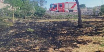 Modica, salvano la casa di villeggiatura a colpi di secchiate d’acqua