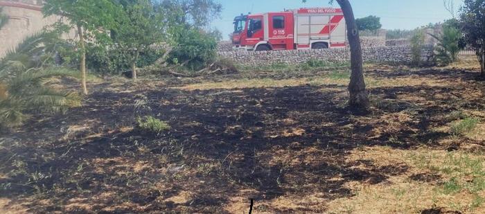 Modica, salvano la casa di villeggiatura a colpi di secchiate d’acqua