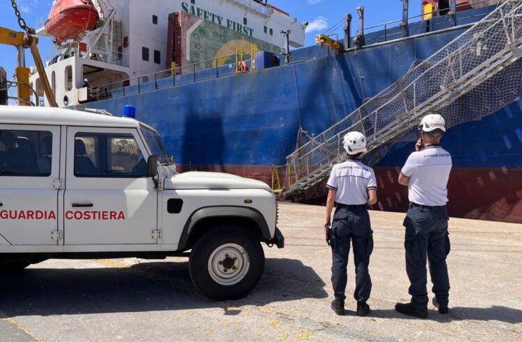 Porto di Pozzallo, fermata una nave mercantile