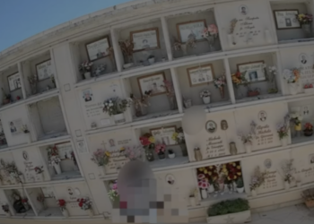 Rubava fiori al cimitero comunale di Scicli, denunciata