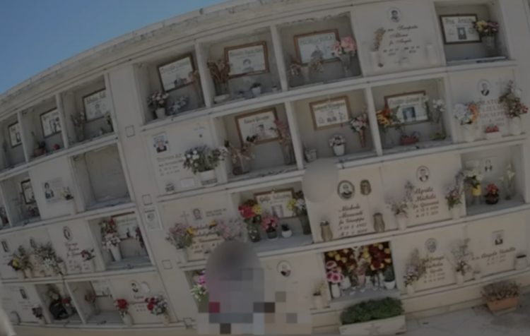 Rubava fiori al cimitero comunale di Scicli, denunciata