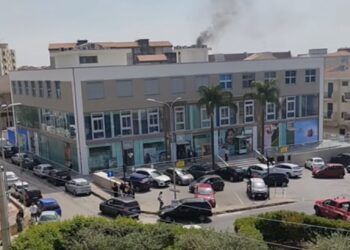 Paura a Modica Sorda, incendio in un edificio commerciale