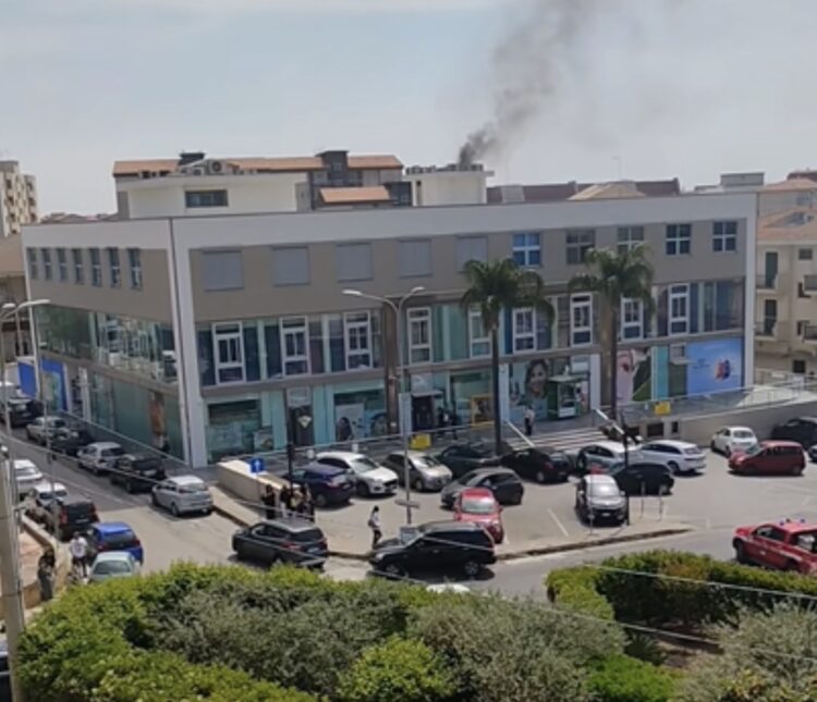 Paura a Modica Sorda, incendio in un edificio commerciale