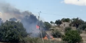 Vittoria, fiamme in viale del Tempio: l’incendio lambisce un’abitazione