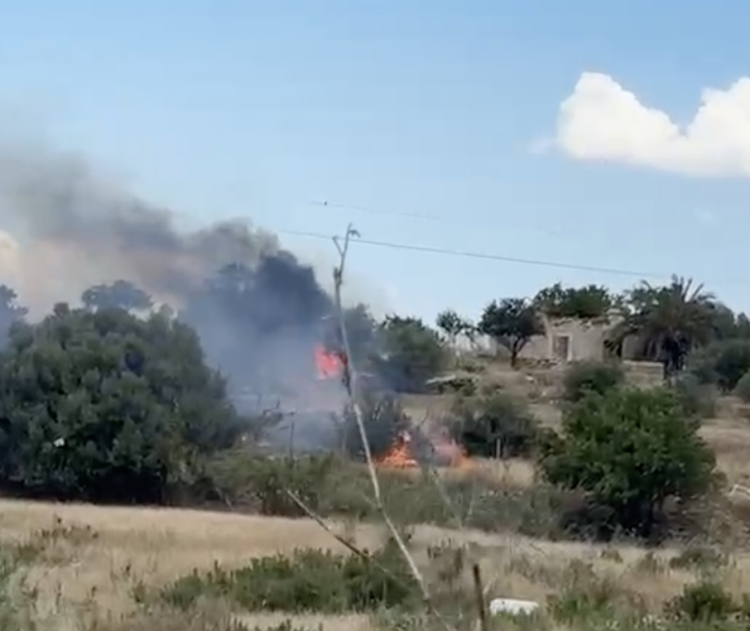Vittoria, fiamme in viale del Tempio: l’incendio lambisce un’abitazione