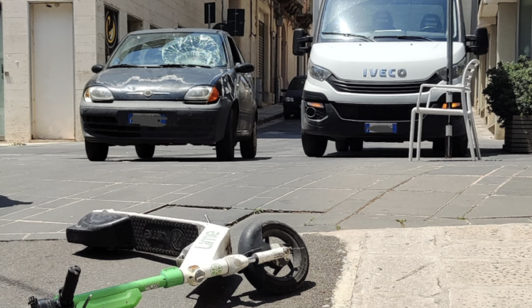 Ragusa, scontro tra auto e monopattino: ferita una ragazza
