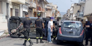 Vittoria, incidente stradale in via XX settembre. Auto si ribalta: quattro feriti