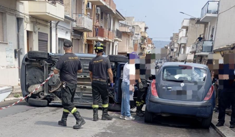 Vittoria, incidente stradale in via XX settembre. Auto si ribalta: quattro feriti