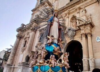 Maria Ss. della Medaglia a Ragusa, suggestiva la processione con il simulacro
