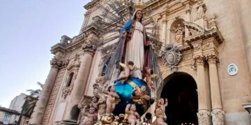 Maria Ss. della Medaglia a Ragusa, suggestiva la processione con il simulacro
