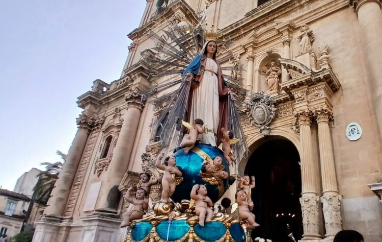 Maria Ss. della Medaglia a Ragusa, suggestiva la processione con il simulacro