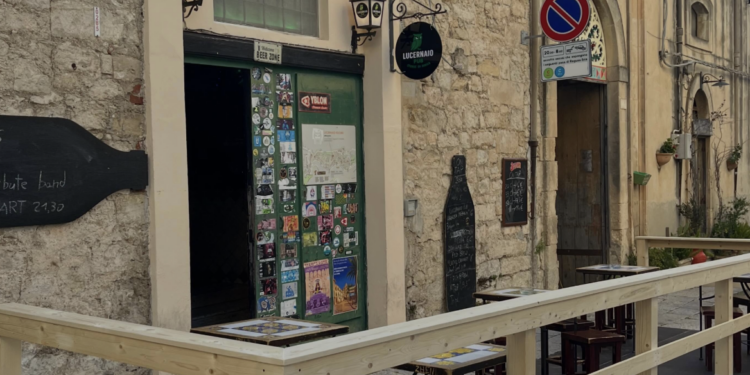 Furto notturno al Lucernaio pub a Ibla, i gestori: “Siamo già operativi”