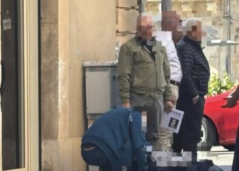 Scicli, accusa un malore in centro storico. Soccorso dai passanti