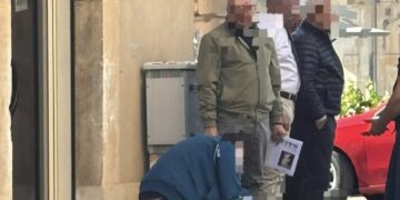 Scicli, accusa un malore in centro storico. Soccorso dai passanti