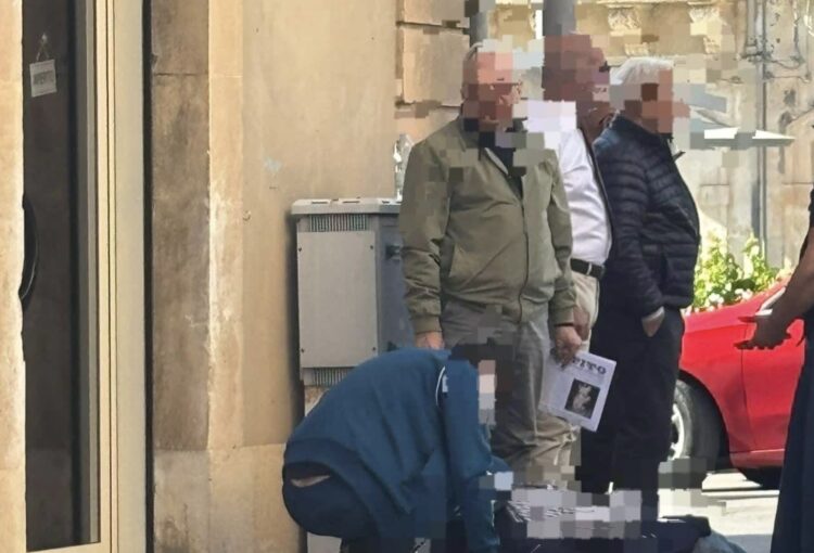 Scicli, accusa un malore in centro storico. Soccorso dai passanti