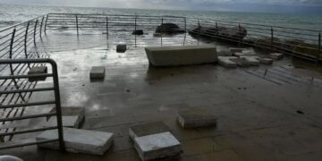 Marina di Modica, moletto interdetto dalla Capitaneria di porto: “Fate attenzione”