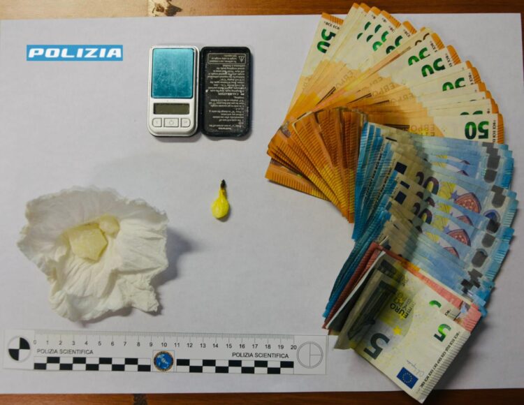 Ragusa, arrestato un 24enne per detenzione di droga ai fini di spaccio