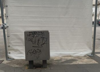 Gazebo non ancorato vola a causa del vento e semina il panico, è accaduto a Modica