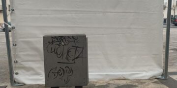 Gazebo non ancorato vola a causa del vento e semina il panico, è accaduto a Modica
