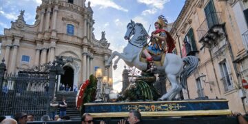 San Giorgio, ieri sera la prima processione. Festa in città per il patrono