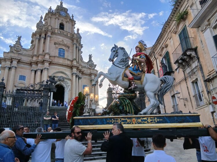 San Giorgio, ieri sera la prima processione. Festa in città per il patrono
