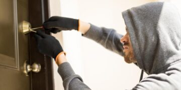 Marina di Modica, ladro negli chalet: compie tre colpi in una notte