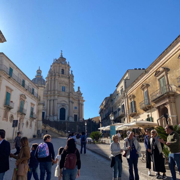 Ragusa Ibla, gli operatori turistici: “Paghiamo il biglietto aereo a chi sceglie le nostre strutture per pernottare”