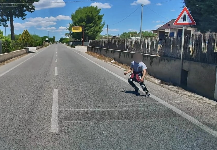 Vittoria, cerca di colpire le auto in transito. Fermato extracomunitario