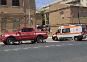 Ragusa, esplode il vetro di un forno in un’abitazione di via Di Vittorio: ferita una donna