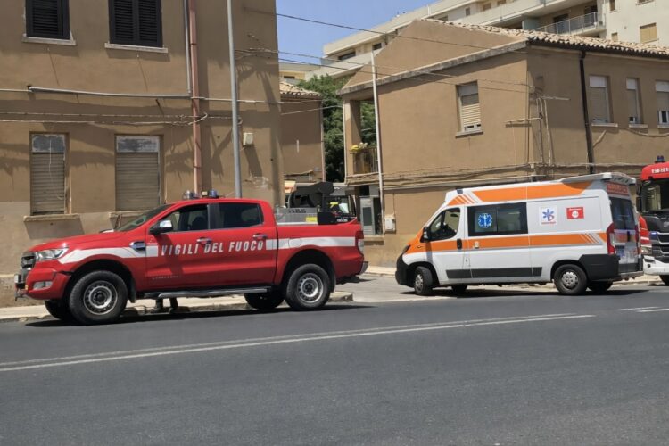Ragusa, esplode il vetro di un forno in un’abitazione di via Di Vittorio: ferita una donna