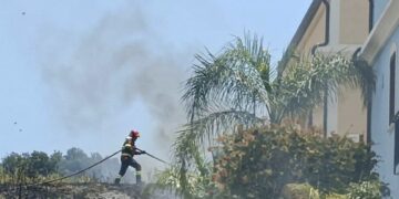 Scicli, incendio in zona residenziale: rogo domato dai vigili