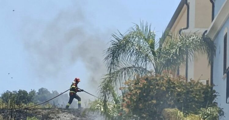 Scicli, incendio in zona residenziale: rogo domato dai vigili