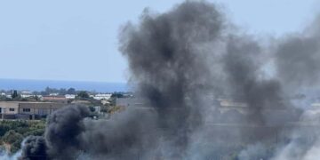 Incendio in contrada Pezza a Santa Croce Camerina, le fiamme alle spalle di un supermercato