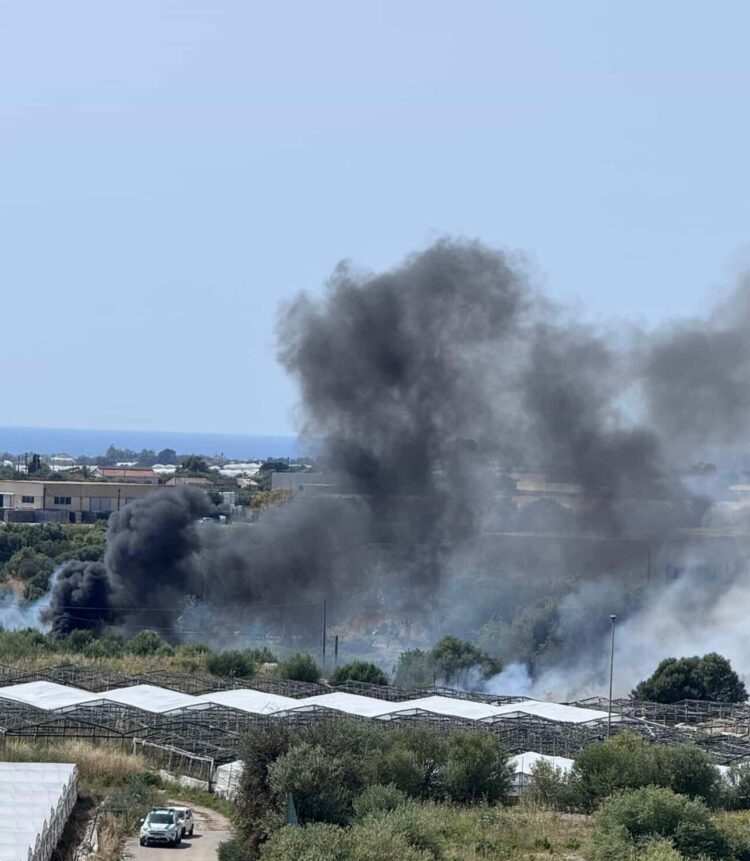 Incendio in contrada Pezza a Santa Croce Camerina, le fiamme alle spalle di un supermercato
