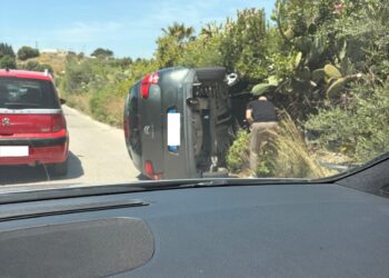 Si ribalta con l’auto lungo la Vittoria-Comiso: un ferito