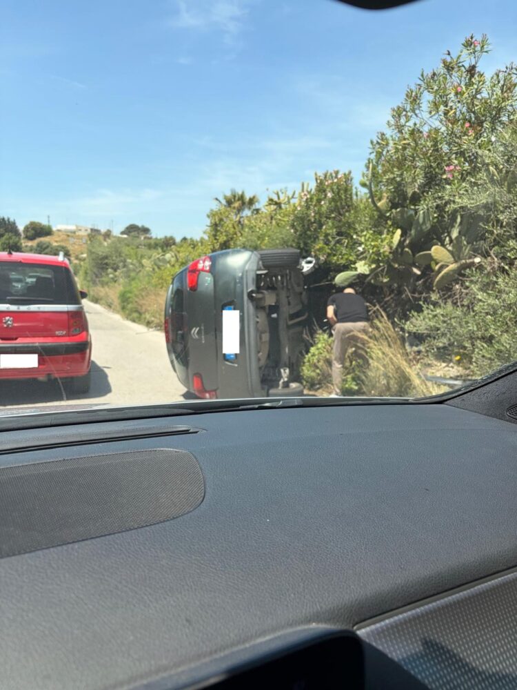 Si ribalta con l’auto lungo la Vittoria-Comiso: un ferito