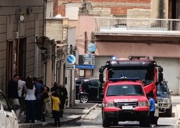 Vittoria, incendio nel deposito di una scuola: evacuati i bambini