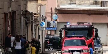 Vittoria, incendio nel deposito di una scuola: evacuati i bambini