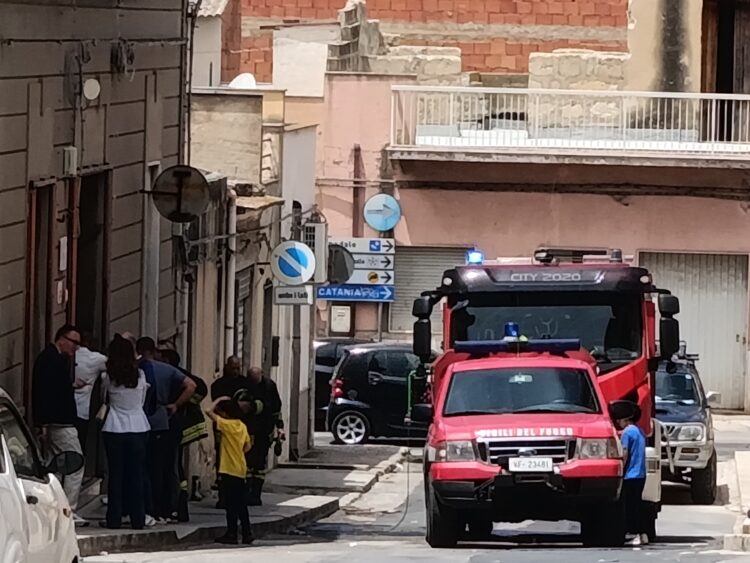 Vittoria, incendio nel deposito di una scuola: evacuati i bambini