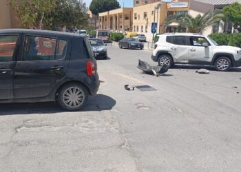 Vittoria, scontro tra due auto all’uscita della scuola