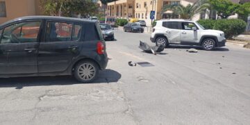 Vittoria, scontro tra due auto all’uscita della scuola