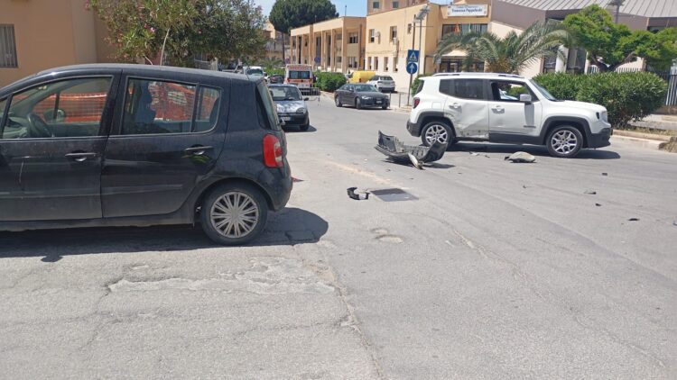 Vittoria, scontro tra due auto all’uscita della scuola