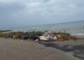 A Scoglitti spazzatura con vista mare
