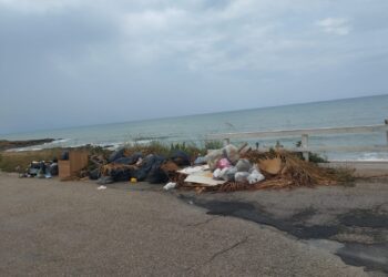 A Scoglitti spazzatura con vista mare