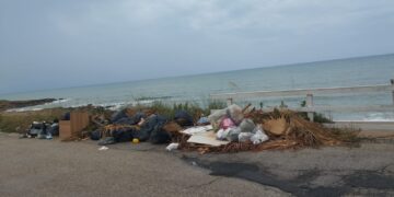 A Scoglitti spazzatura con vista mare