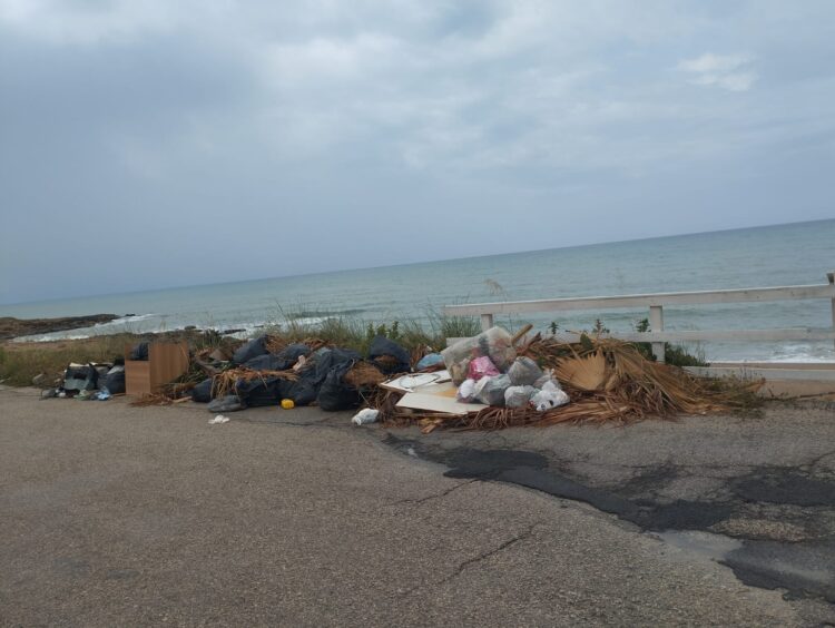A Scoglitti spazzatura con vista mare