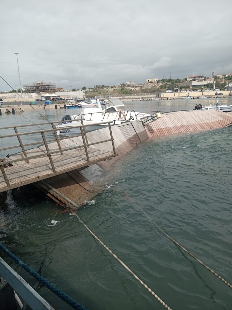 Il marrobbio colpisce ancora al porto di Pozzallo, danneggiati i pontili
